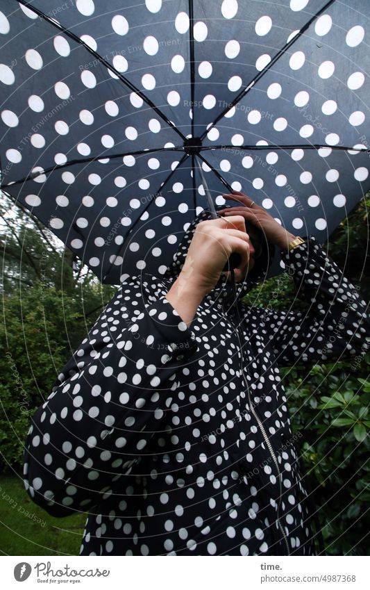 Unnamed Roads | Punktgewinnerin, immer noch Frau Schirm Regenschirm gepunktet Regenjacke Park Busch weiblich halten schlechtes Wetter