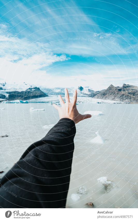 Ruhiges Bild eines Meeresufers am Vatnajokull-Gletscher mit Kopierraum, Entspannungs- und Freiheitskonzept. Wildnis extrem national Klima fliegend horizontal