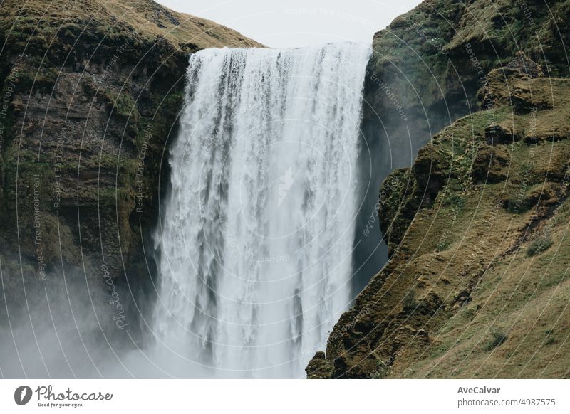 Massive Skofagoss Wasserfall auf Island Island während einer nebligen regnerischen Tag, Naturlandschaft. Dunkle Töne skófagoss strömen nass Menschen beliebt