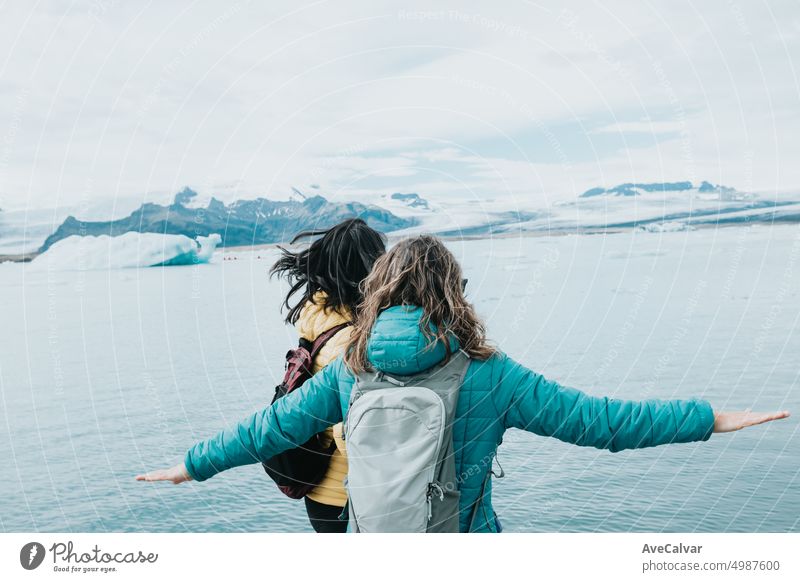 Junges weibliches Reisepaar auf dem Vatnajokull-Gletscher, das einen unterhaltsamen Tag bei der Erkundung Islands verbringt. Person Paar Frau Eisberg glazial