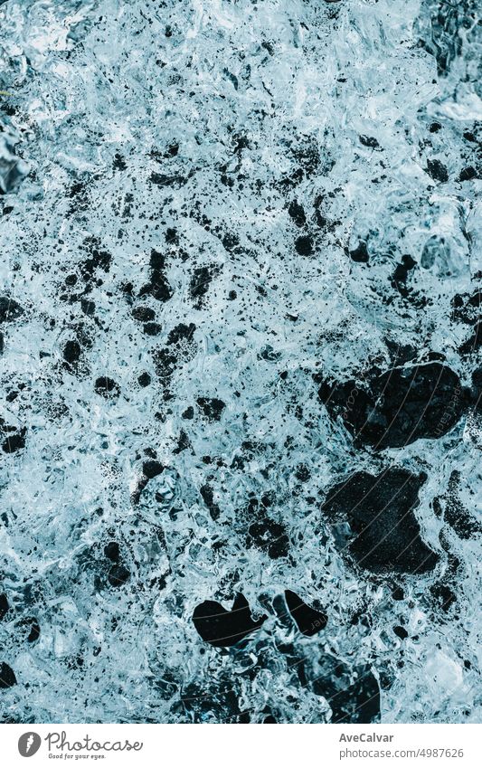 Nahaufnahme einer gefrorenen Eisstruktur aus Island. Kristalle abstrakt texturiert Fenster Schneeflocke Oberfläche Tropfen Reflexion & Spiegelung glänzend
