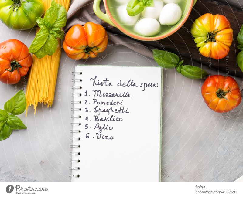 Italienisches Lebensmittel Tomaten-Mozzarella-Stillleben Küche Käse Koch ungekocht Caprese Salatbeilage Spätzle Spaghetti Saucen List kaufen lokal grau rustikal