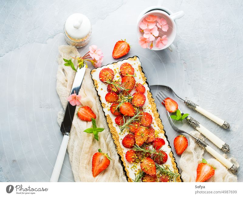 Hausgemachter Erdbeerkuchen ohne gebackenen Käse Kuchen Ricotta Hintergrund Erdbeeren grau Sahne lecker Frucht Minze Lebensmittel süß frisch hausgemacht Gebäck