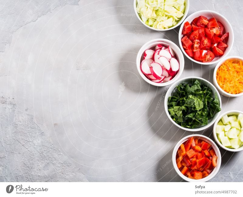 Gemüseschalen-Mix für Salat oder Snacks Salatbeilage saisonbedingt Bestandteil Frühling Sommer Lebensmittel Diät Schalen & Schüsseln Tomate Möhre Spinat
