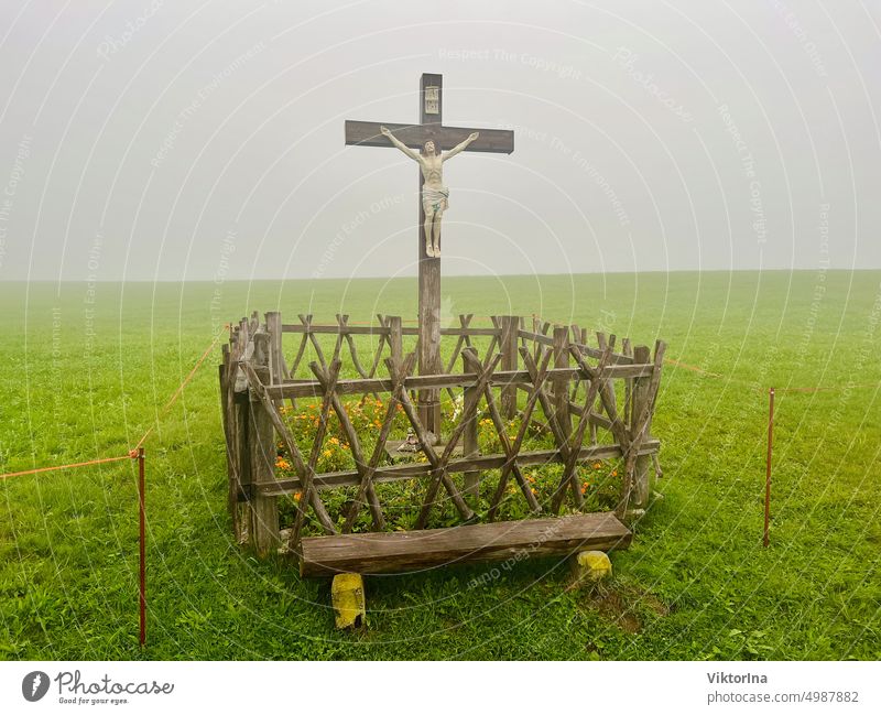 Kreuz auf einer Wiese im Nebel Herbs Kruzifix Jesus Glaube Oktober November Wandereg Berg Hoffnung Zaun Gott Christentum Religion & Glaube Kirche Gebet