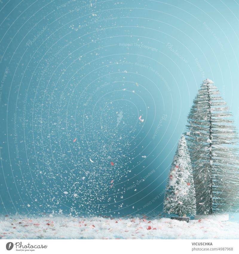 Winter, Weihnachten oder Neujahr Hintergrund mit Tannenbäumen und fallendem Schnee auf blau fallender Schnee saisonbedingt Postkarte Kiefer Feiertag Schneefall