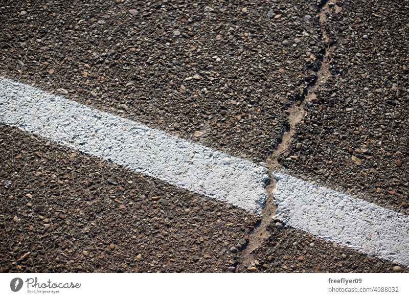 Nahaufnahme mit einer rissigen, weiß gestrichenen Linie aufgrund der heißen Temperaturen Riss Asphalt Detailaufnahme Straßenrand Oberfläche Farbe Schilder