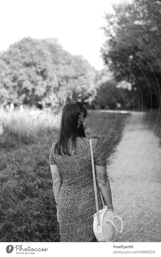 Frau geht auf einem Pfad durch den Wald von hinten laufen Spaziergang Graustufen schwarz auf weiß wandern Mädchen Holz Natur Nachlauf offen Glaube außerhalb