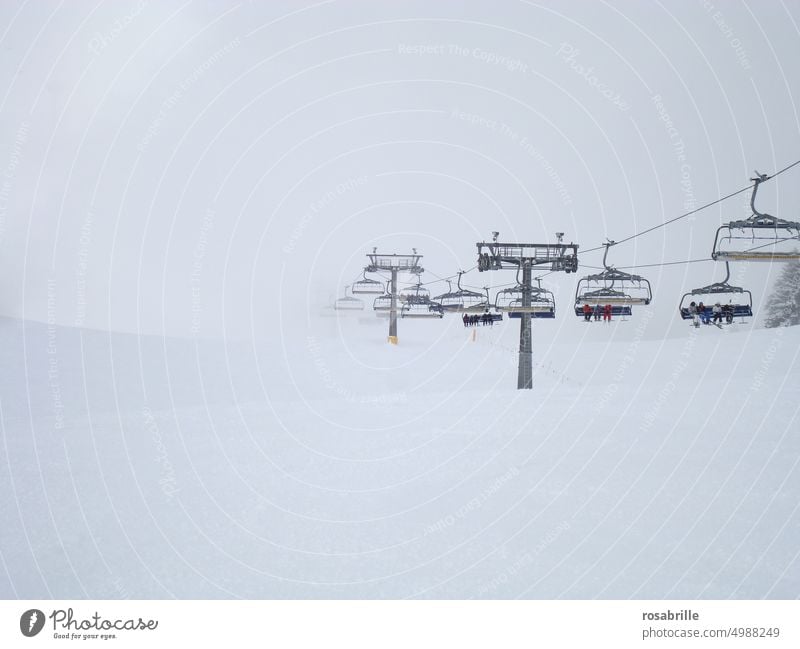 Winterlandschaft - Skigebiet mit Sessellift Schnee kalt eingeschneit wolkig frieren eiskalt Kälte Winterzeit winterlich verschneit Landschaft Hügel hügelig