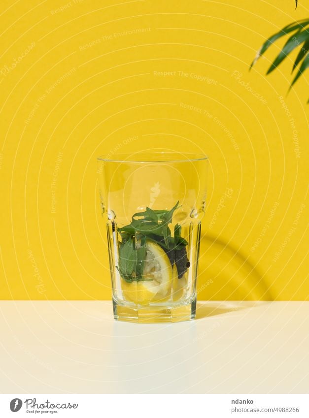 Transparentes Glas mit Zutaten für Limonade trinken Eis Frucht frisch kalt Getränk Zitrone Cocktail Sommer Erfrischung Saft Wasser Zitrusfrüchte erfrischend