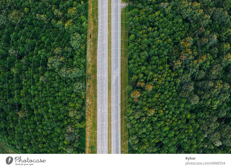 Aerial View of Highway Road Through Green Forest Landscape In Summer. Top View Flat View of Highway Autobahn Autobahn von High Attitude. Reise und Reisen Konzept