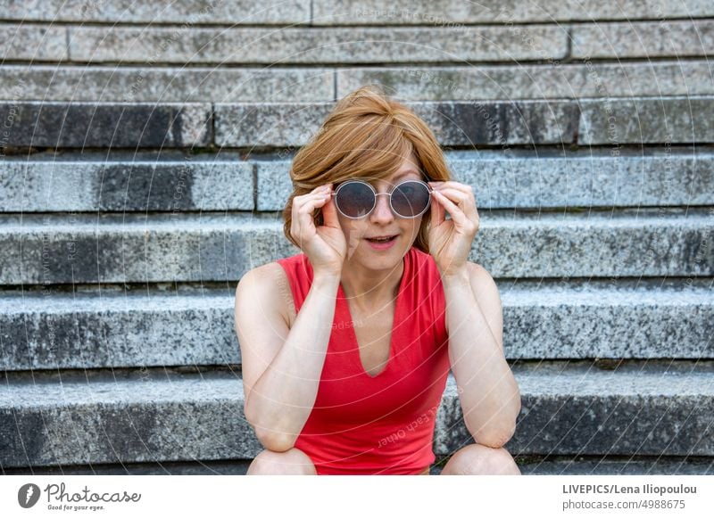 Porträt einer jungen Frau mit Sonnenbrille 35 Jahre alt Stadt Aktivität Schauspielerin Erwachsener Hintergründe schön blond blaue Augen Großstadt Stadtleben