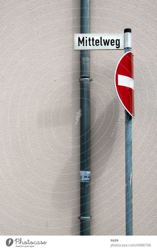Der berühmte Mittelweg Schilder & Markierungen Straßenschilder Menschenleer Hinweisschild Warnschild Warnung Verbotsschild Außenaufnahme Zeichen Farbfoto