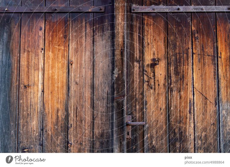 Verwittertes Holztor mit Maserung und Beschlägen Holztür Tor verwittert braun Oberfläche Strukturen & Formen struktur Sonnenlicht öffnen schließen Eingang