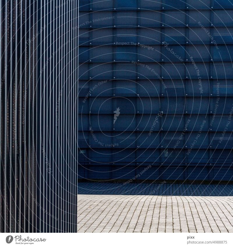 Fassaden aus Glas und Stahl werfen Schatten im Sonnenlicht Fassadenverkleidung Oberfläche Architektur Licht Quadrat vertikal horizontal urban Großstadt