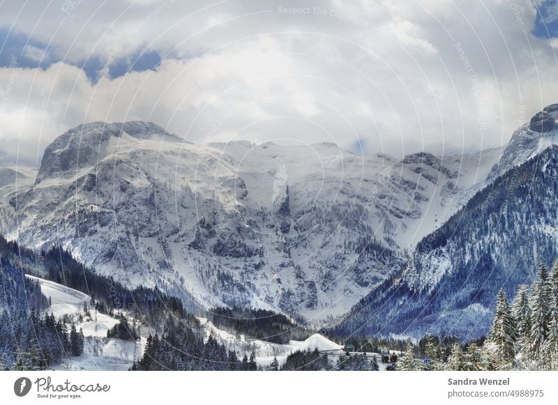 Verschneite Berglandschaft Alpen Schnee Berge Skifahren Skipiste Winterurlaub Wintersport Skigebiet Neuschnee Kärnten Österreich Tannen Idylle Wolken Erholung
