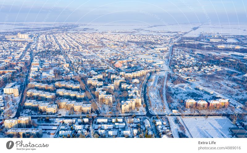 Blick von oben auf die verschneite Stadtlandschaft, Aussehen der Stadt im Winter. Antenne Architektur Dachboden Gebäude Großstadt Stadtbild Klima kalt komplex