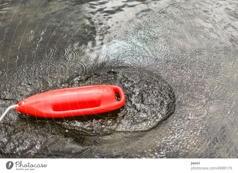 Rettende Boje im Wasser See Schutz Wasserrettung ertrinken Rettungsboje Schwimmen & Baden schwimmen Rettungsschwimmer retten Sicherheit Notfall Erste Hilfe rot