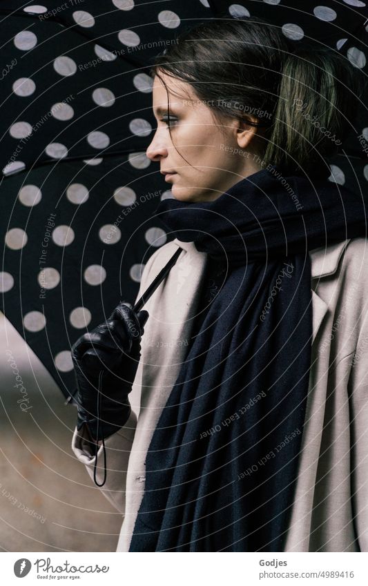 [HH Unnamed Road] Portrait einer jungen Frau mit gepunktetem Regenschirm Junge Frau Abgewandt feminin Mensch Erwachsene Jugendliche authentisch Außenaufnahme