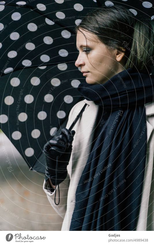 [HH Unbenannte Straße] Porträt einer jungen Frau mit Regenschirm Erwachsene authentisch Außenaufnahme 18-30 Jahre hübsch Farbfoto elegant Tag langhaarig