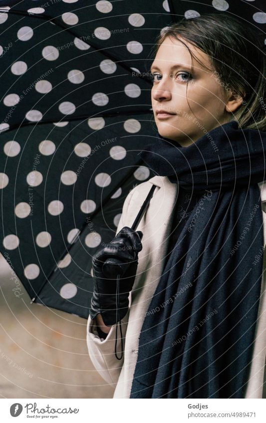 [HH Unnamed Road] Portrait einer jungen Frau mit Regenschirm ruhig Gefühle Beautyfotografie träumen Mode hübsch Lifestyle ästhetisch Stil geheimnisvoll