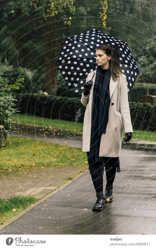 [HH Unbenannte Straße] Junge Frau mit Regenschirm geht einen Weg entlang gehende Frau Wege & Pfade Friedhof Friedhof Ohlsdorf Hamburg natürlich Sträucher