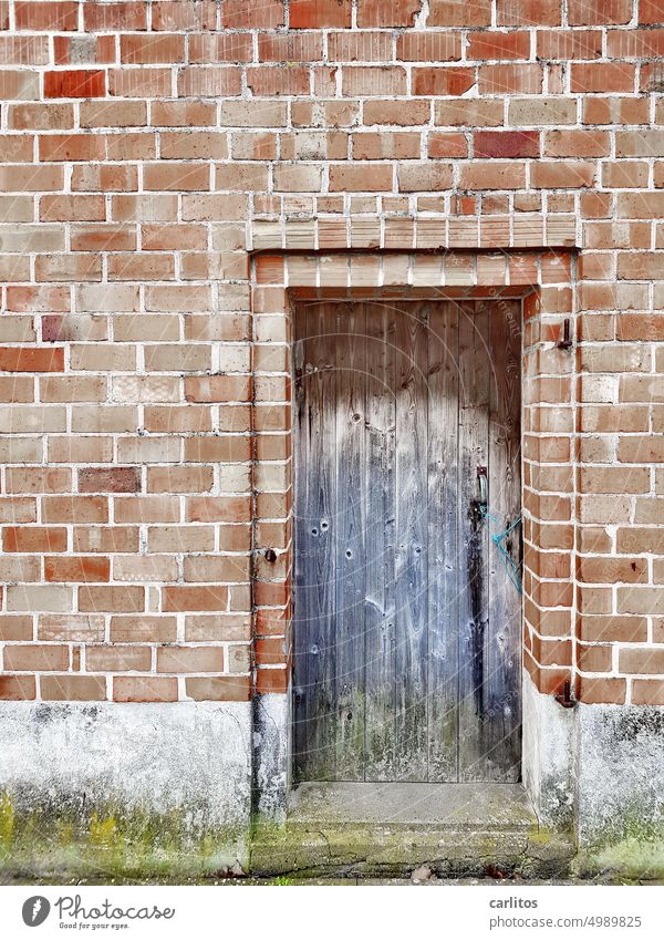 Der Erste muss die Tür aufmachen, sonst kann der Letzte sie ja nicht zumachen. Holz Grau Alt Mauer Ziegel Rot Laibung Türgriff Verschlossen Türsturz Rollschicht