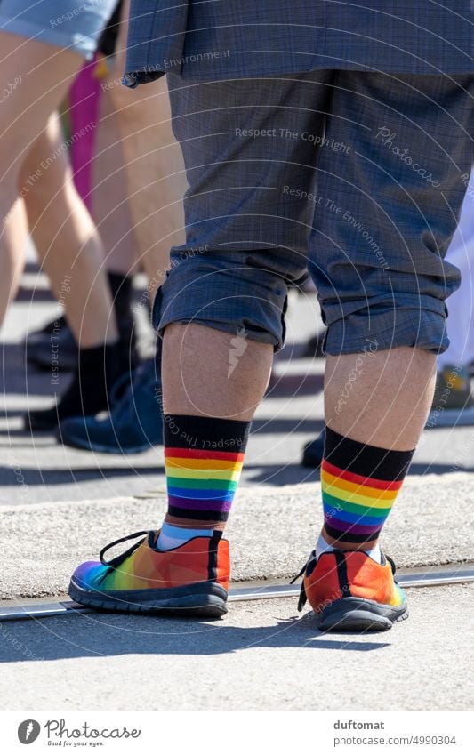CSD, Pride, LGBTQ Mann mit Regenbogensocken csd Christopher Street Day regenbogenfarben Regenbogenflagge Socken bunt LBGTQ LGBTQIA+ lgbtqia queer stolt Demo