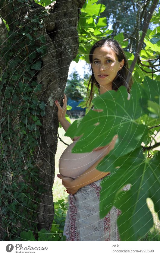 Schwangerschaft | natürlich, feminin, authentisch. Mensch Frau Schwangere Babybauch Bauch Hand halten umschliessen umarmen berühren fühlen spüren abwarten