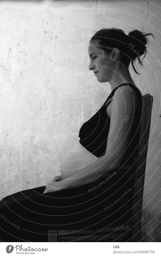 Schwangerschaft | in schwarzweiß | ausruhen. Mensch Frau Schwangere Babybauch Bauch Schwarzweißfoto fühlen spüren warten abwarten Geduld geduldig sein wachsen