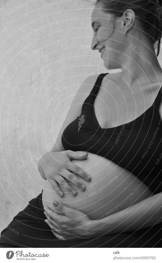 Schwangerschaft |  in schwarzweiß | Vorfreude. Mensch Frau Schwangere Babybauch Bauch Schwarzweißfoto Hand halten umschliessen umarmen berühren fühlen spüren