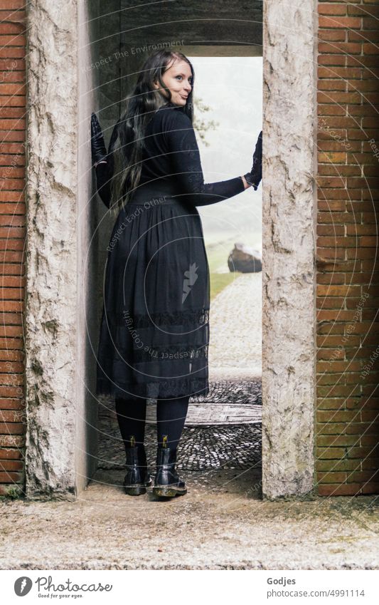 [HH Unnamed Road] Eine in schwarz gekleidete Frau in einem Durchgang Ausgang Eingang Ende Gedenken Gothic Schwarz Schatten Licht Religion & Glaube Traurigkeit