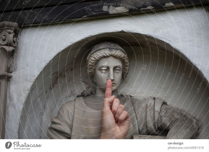 [HH Unnamed Road] Hamburg Finger Hand Figur Statue Friedhof Religion & Glaube Tod Stein Trauer Außenaufnahme Traurigkeit Hoffnung Vergänglichkeit Grabstein