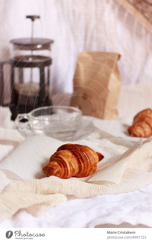 Croissants und Kaffee aus einer französischen Kaffeemaschine für ein einfaches französisches Frühstück französische Presse Wohlbefinden Feinschmecker Koffein