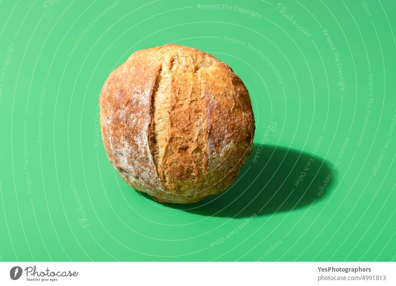 Selbstgebackenes Brot auf einem leuchtend grünen Hintergrund oben Kunstgewerbler Bäckerei hell braun Kohlenhydrate Nahaufnahme Farbe Kruste Küche lecker
