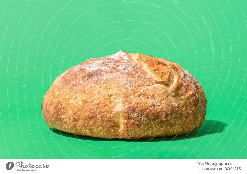 Weißbrot auf grünem Hintergrund, Nahaufnahme oben Kunstgewerbler gebacken Bäckerei Brot hell braun Kohlenhydrate Farbe Kruste Küche lecker Lebensmittel frisch