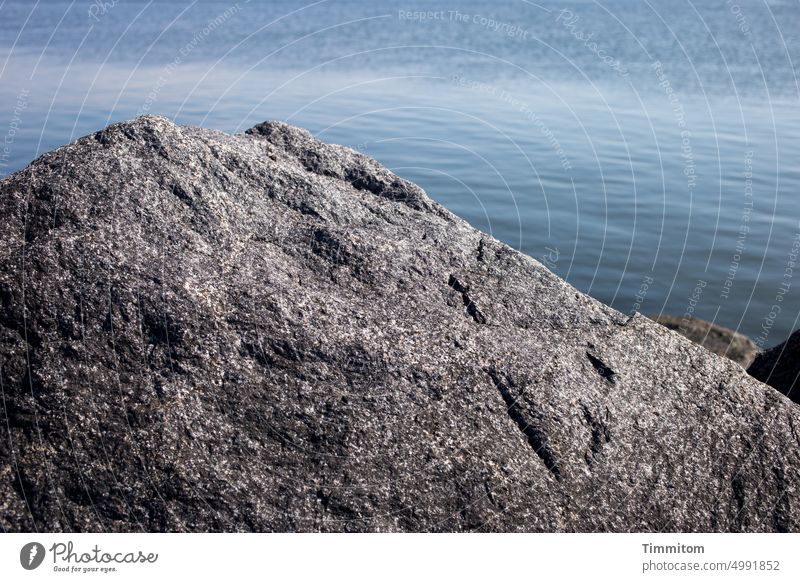 Stein (hart) und Wasser (weich) Mole Molenstein ruhig Nordsee Felsbrocken Dänemark Menschenleer Farbfoto Blau Außenaufnahme