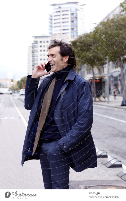 Lächelnder älterer Mann, Geschäftsmann, der beim Spaziergang durch die Stadt telefoniert, Person im Freien Business Telefon reif Straße Großstadt Smartphone