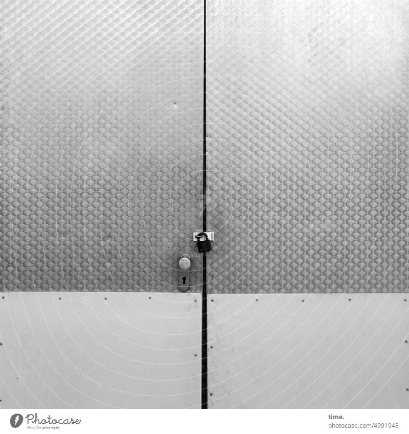Entrees (54) | Sesam, mach hinne ... Tür Tor Schloss verschlossen Sicherheit geschlossen Metall Eingang Eingangstür Strukturen & Formen Türgriff Türschloss