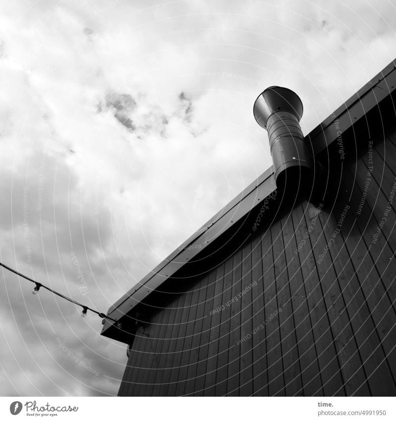 ArtStadtTour | Luft nach oben Abzug Lüftung Dach Bude Kabel Himmel Wolke schräg Perspektive Wolken Haus Architektur Fassade glänzen dunkel