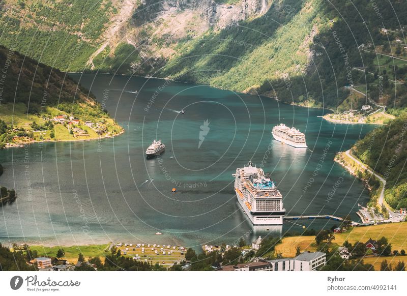 Geirangerfjord, Norwegen. Luftaufnahme von Geiranger in Geirangerfjorden im Sommer Tag. Touristische Schiff Fähre Boot Liner vertäut in der Nähe von Geiranger. Berühmtes norwegisches Wahrzeichen und beliebtes Reiseziel