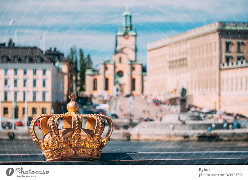 Stockholm, Schweden. Skeppsholmsbron - Skeppsholm-Brücke mit ihrer berühmten goldenen Krone in Stockholm, Schweden. Berühmter beliebter Ort Wahrzeichen Ziel. Skandinavien Reisen