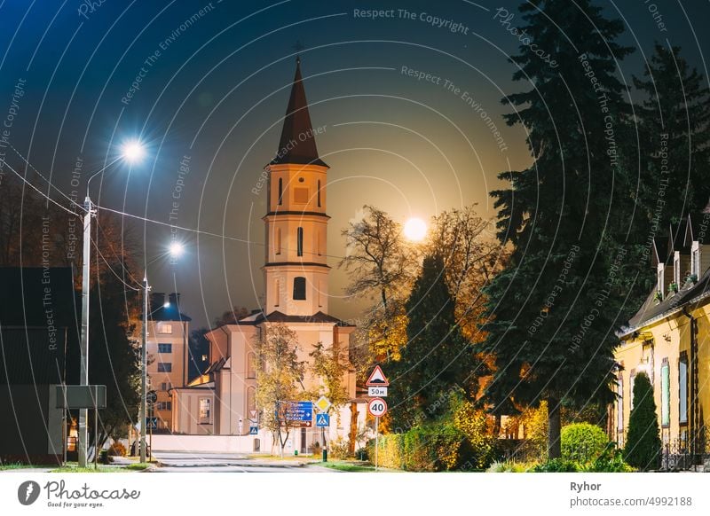 Ruzhany, Region Brest, Weißrussland. Aufgehender Mond über der Dreifaltigkeitskirche in der Herbstnacht. Berühmtes historisches Wahrzeichen Polesien Architektur