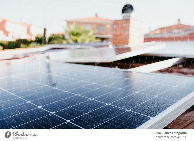Wassertropfen auf einem Solarpanel auf dem Dach bei Sonnenaufgang Erneuerbare Energien und grünes Energiekonzept Sonnenkollektor Haus tagsüber Landschaft