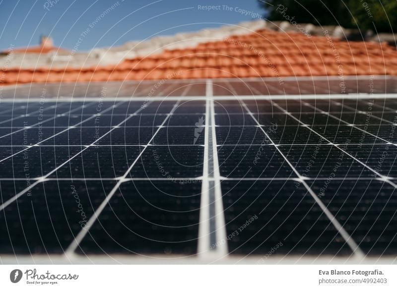 Sonnenkollektoren auf dem Dach bei Sonnenaufgang - Erneuerbare Energien und grünes Energiekonzept Haus Wassertropfen tagsüber Landschaft Pflanze Außenseite