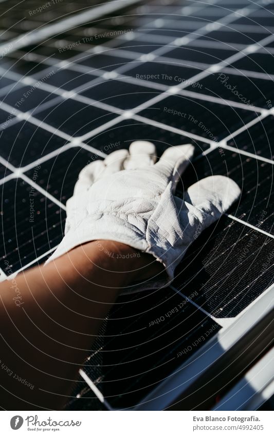 Hand der reifen Techniker Mann berührt Sonnenkollektoren auf Hausdach für Selbstverbrauch Energie. Erneuerbare Energien und grüne Energie Konzept bohren