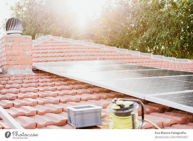 Sonnenkollektoren auf dem Dach bei Sonnenaufgang Erneuerbare Energien und grünes Energiekonzept. niemand Haus Wassertropfen tagsüber Landschaft Pflanze