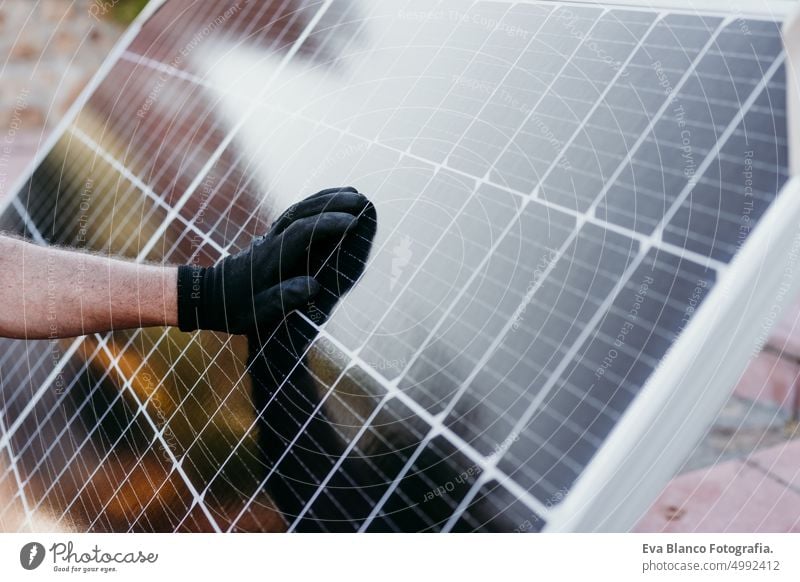 Nahaufnahme von reifen Techniker Mann Überprüfung Sonnenkollektoren für Selbstverbrauch Energie. Erneuerbare Energien und grünes Energiekonzept Ökostrom Dach