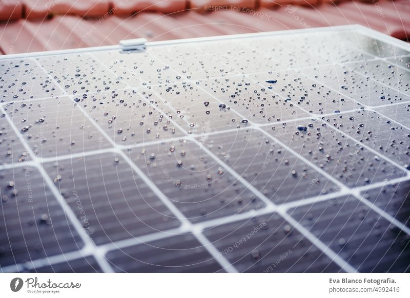 Nahaufnahme von Wassertropfen auf einem Solarmodul auf dem Dach bei Sonnenaufgang Erneuerbare Energien und grünes Energiekonzept Sonnenkollektor Haus tagsüber