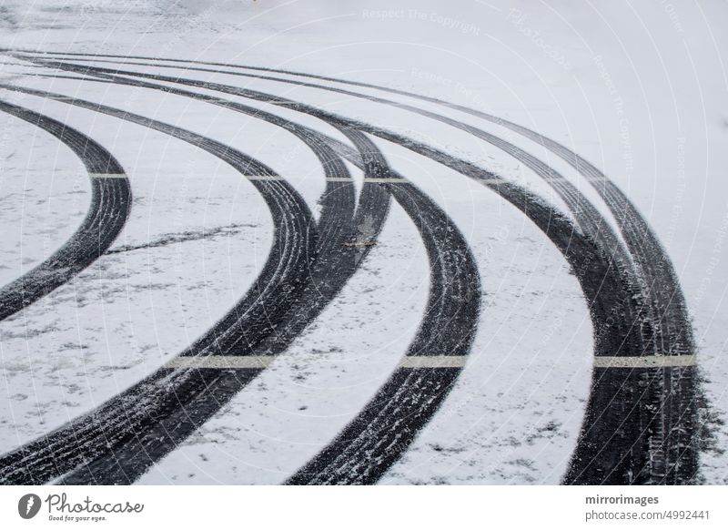 Reifenprofilspuren auf frisch verschneiter Einfahrt Reifenabdrücke auf Schnee Automobil Fahrweg Winterschnee Spuren abstrakt Laufwerk kalt Eis Wetter PKW Rad
